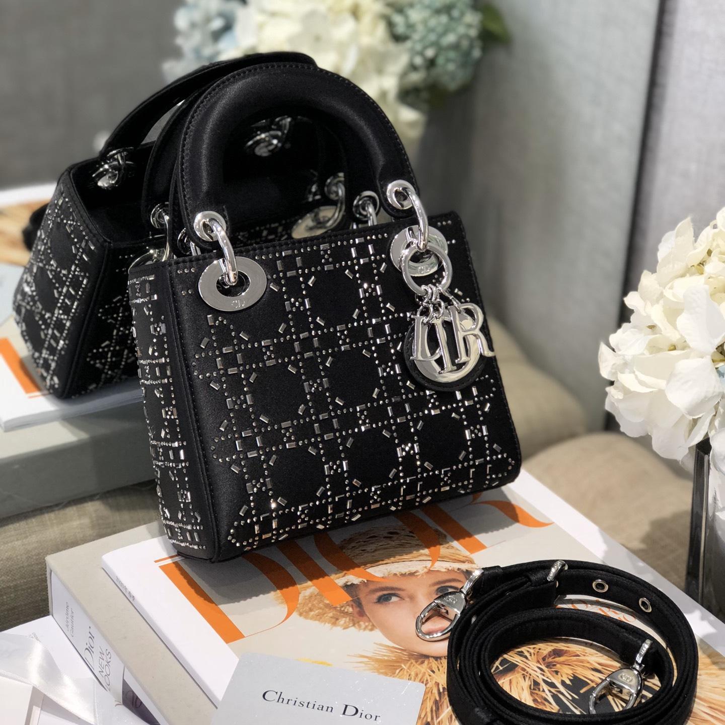 2025 Bag Classic Top-handle Bag D31